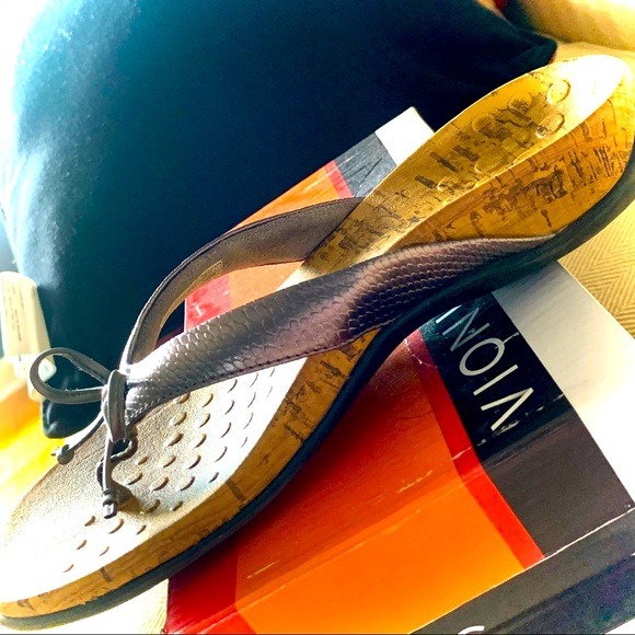 VIONIC “Cassie” Pewter Snake Silver Color Sandals with Bow, Barely Worn, Size 6 - Picture 1 of 14